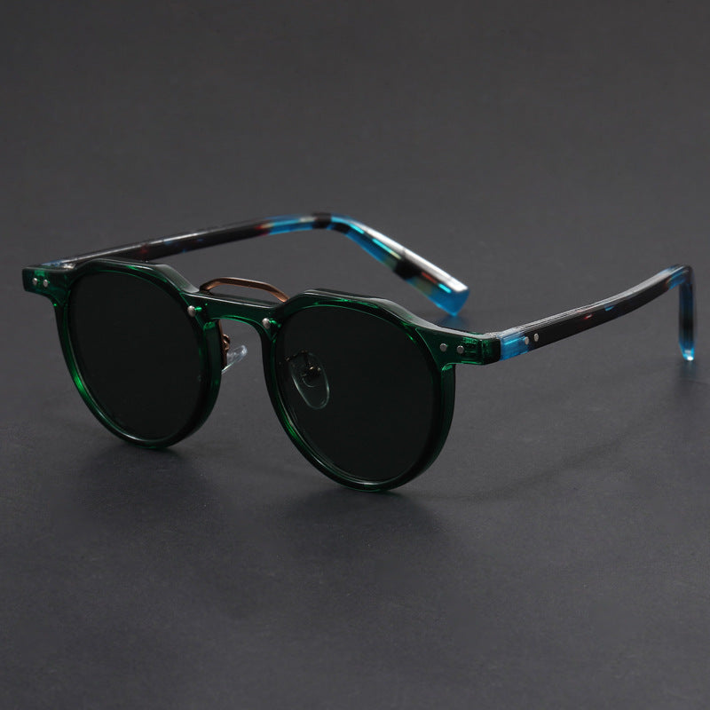 Lightweight UV400 unisex sunglasses with sleek black frames, providing optimal eye protection. A comfortable fashion accessory.