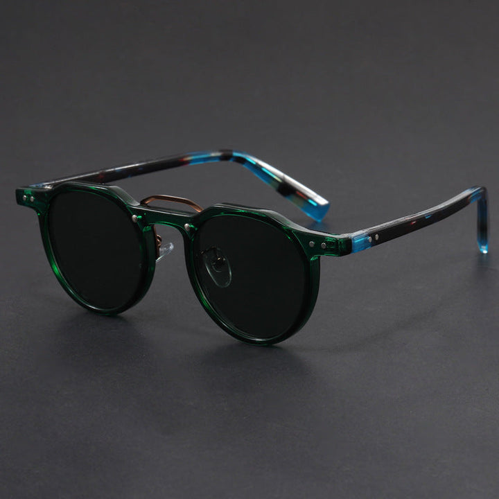 Lightweight UV400 unisex sunglasses with sleek black frames, providing optimal eye protection. A comfortable fashion accessory.