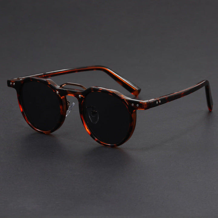 Mens & womens stylish UV400 sunglasses, ensuring superior eye protection. Modern unisex eyewear, a must-have fashion accessory.