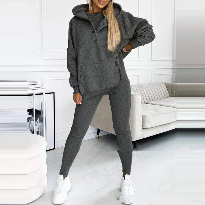 Soft & comfortable women's 3-piece loungewear set, a cozy outfit for relaxing or casual outings. Trendy design.
