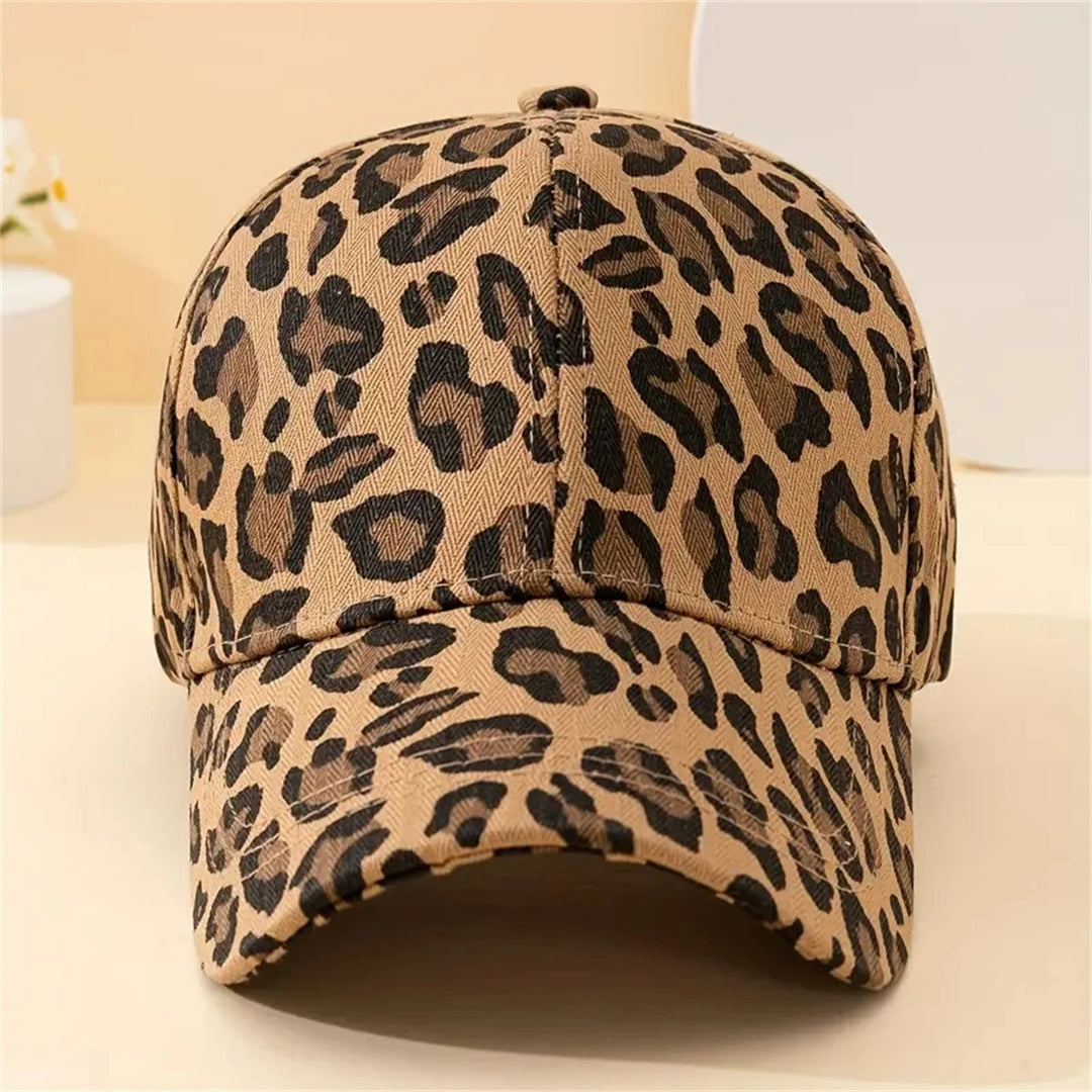 Trendy women's leopard print baseball cap. Adjustable fashion accessory for stylish sun protection.