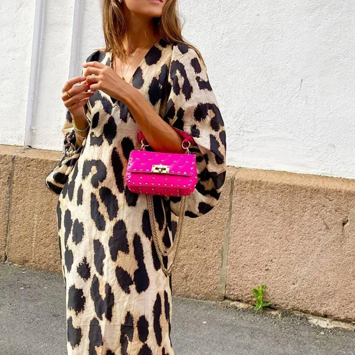 Versatile women's loose-fit midi dress in beige with trendy panther print, ideal for casual or dressy looks.