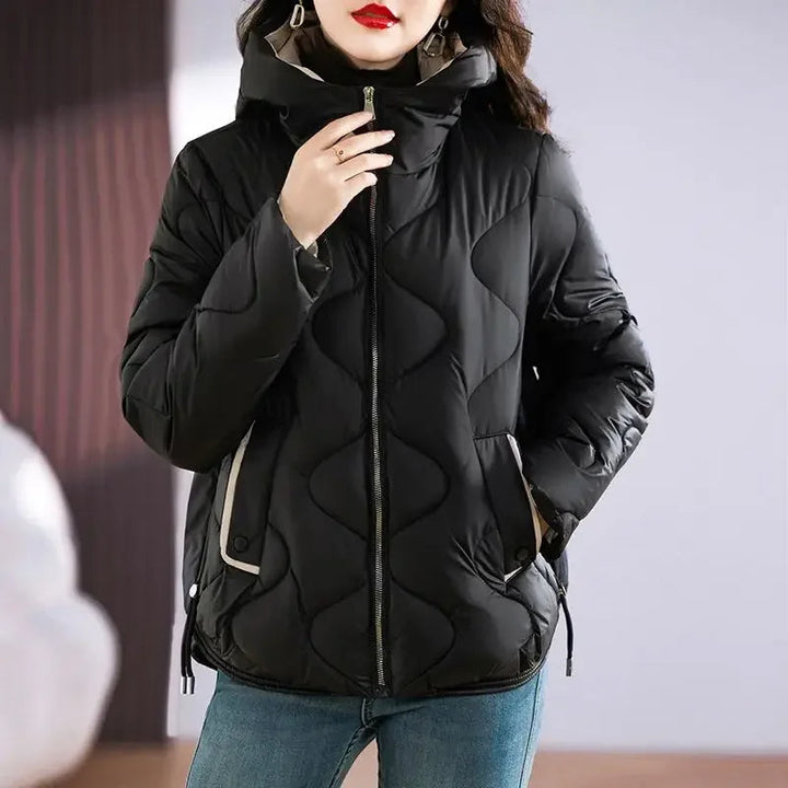 Detail of the zipper and pockets on a practical women's quilted puffer jacket, ready for daily use.