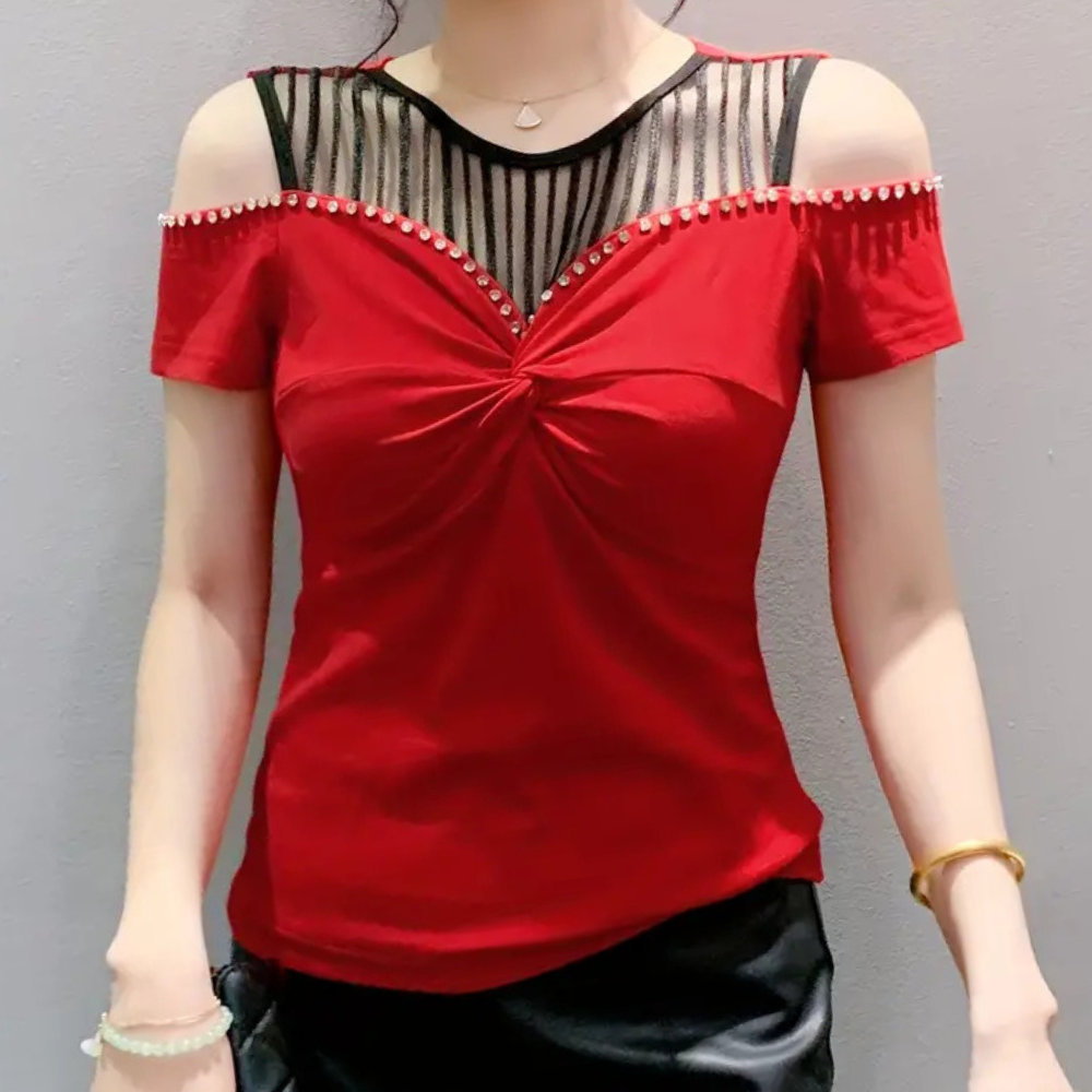 Versatile women's cold-shoulder top. Trendy design ensures comfort and stylish appeal for any outing.