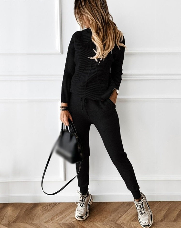Stylish women's cozy turtleneck two-piece outfit, a comfortable casual set ideal for everyday loungewear.