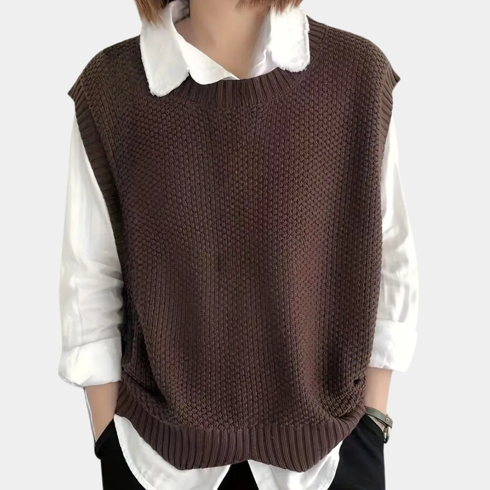 Fashionable women's knitted cardigan with a soft texture, ideal for casual chic and versatile layering.
