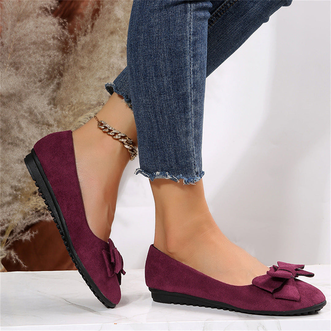 Classic women's casual loafer flats with supportive cushioning, perfect for comfortable daily wear.