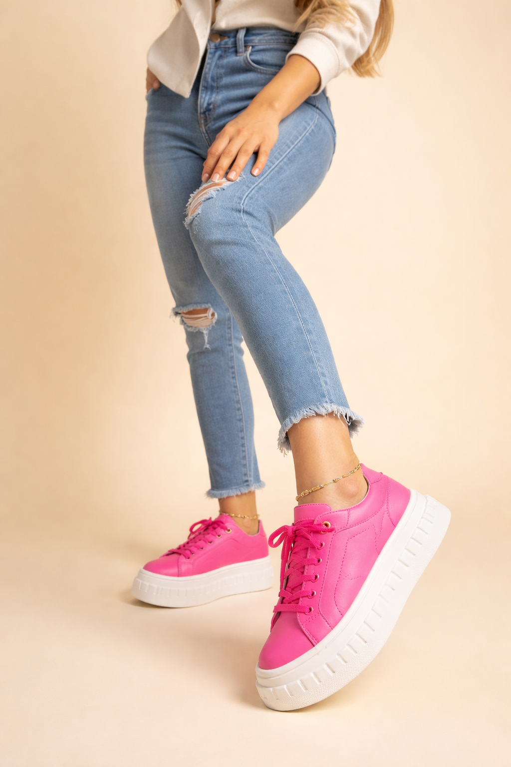 Trendy women's platform lace-up sneakers. Cushioned for comfort, these stylish shoes are ideal for casual looks.