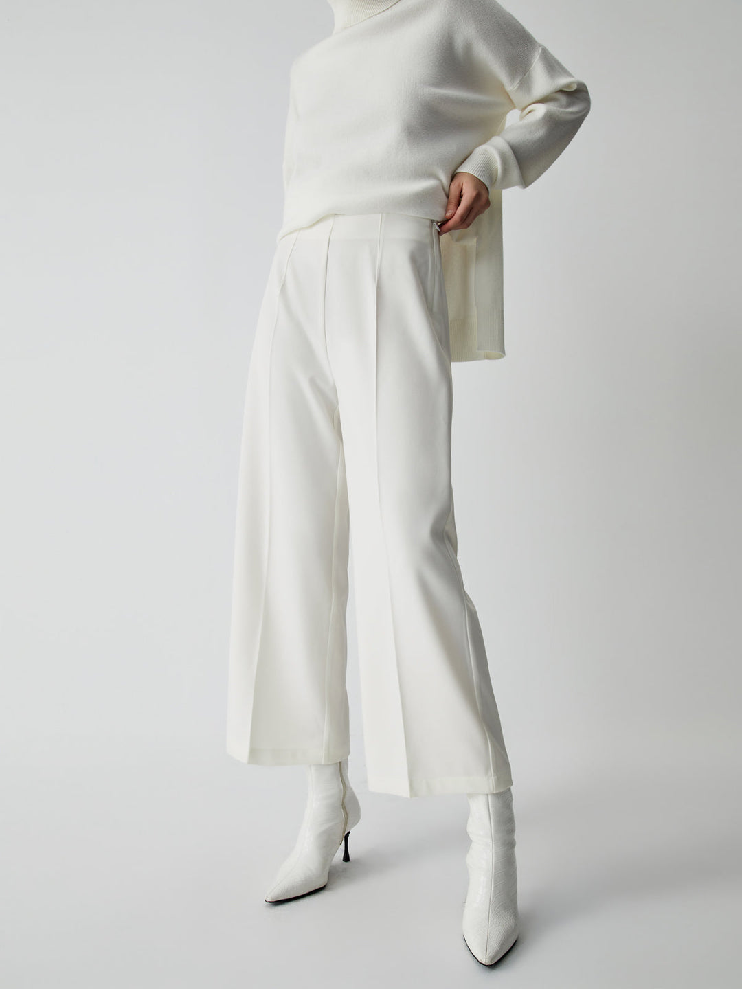 Stylish women's Selina wide leg trousers. Versatile for work or casual wear, offering comfort & modern fashion.