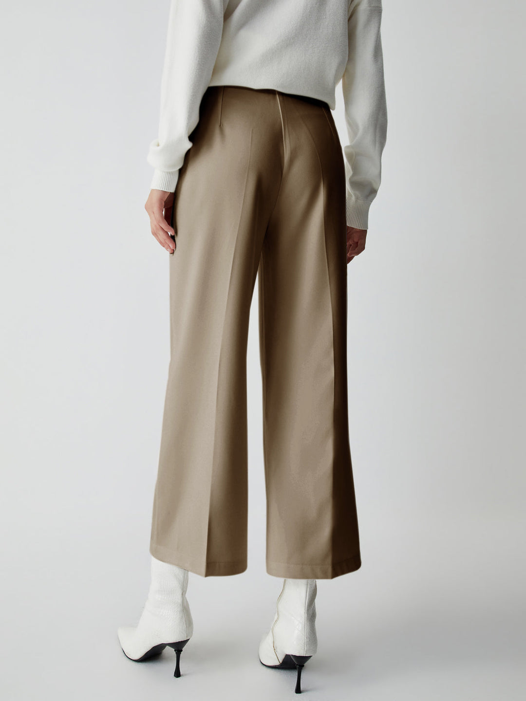 Elegant Selina wide leg trousers. Women's fashion staple, providing comfort and a sophisticated workwear look.