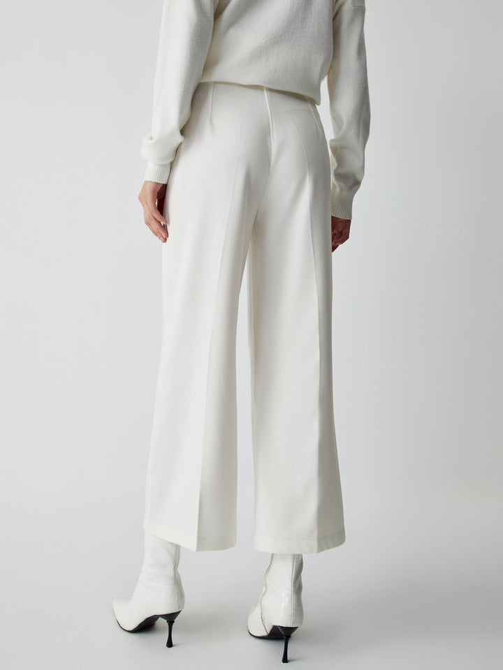 Modern women's Selina wide leg trousers. Stylish fashion choice, suitable for both casual and work settings.