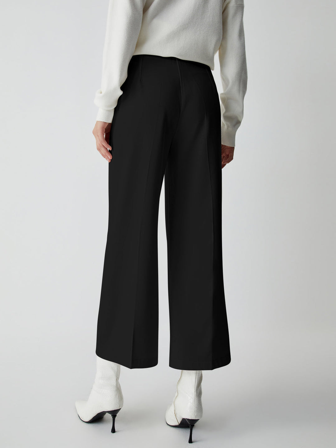 Stylish Selina wide leg trousers for women. Polyester-elastane fabric ensures comfort and a flattering fit.