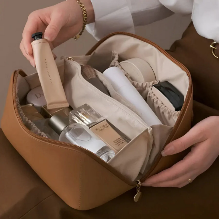 Waterproof women's makeup travel bag, ideal for storing and protecting beauty accessories and cosmetics.