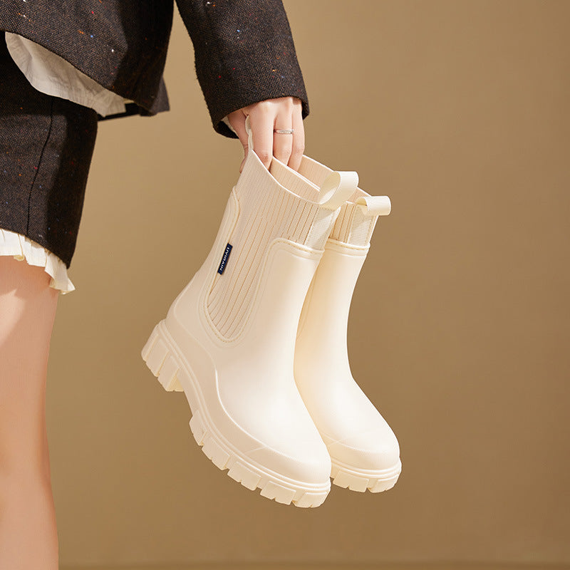 Casual women's comfort boots, stylish and durable. Ideal waterproof footwear for rainy days & outdoor activities.