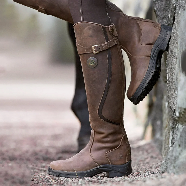 Non-slip women's waterproof winter boots, keeping feet dry & cozy in snow. Ideal for cold outdoor activities.