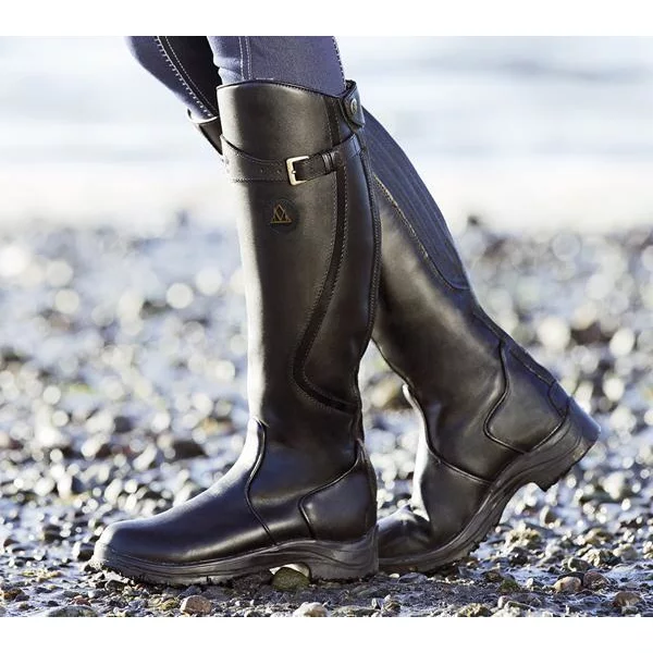 Durable women's waterproof winter boots with non-slip sole, ensuring comfort & warmth for snowy excursions.