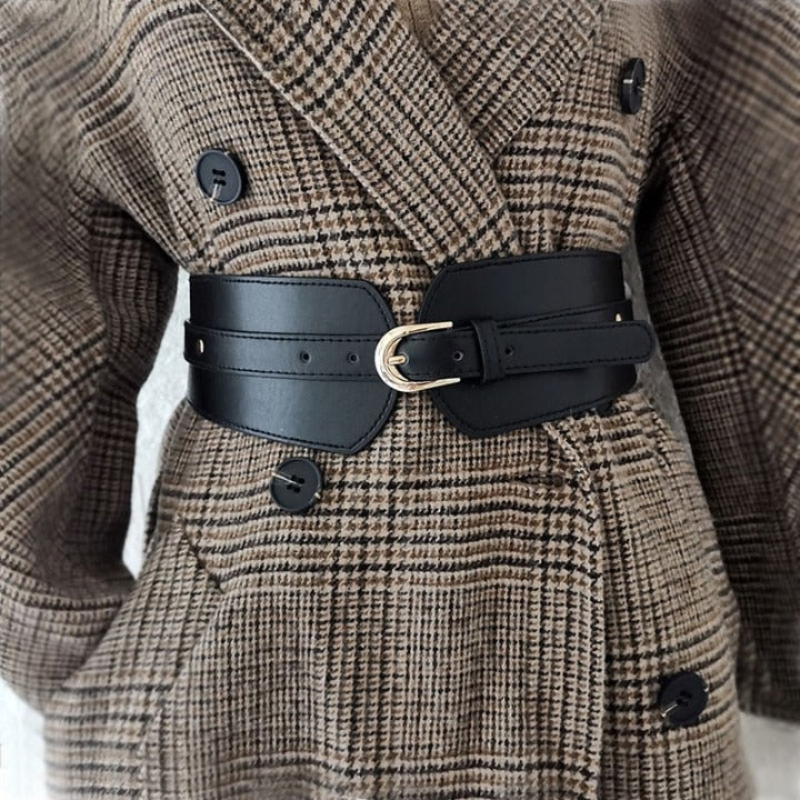 Stylish women's wide PU leather belt, a fashion accessory for cinching dresses & elevating outfits.