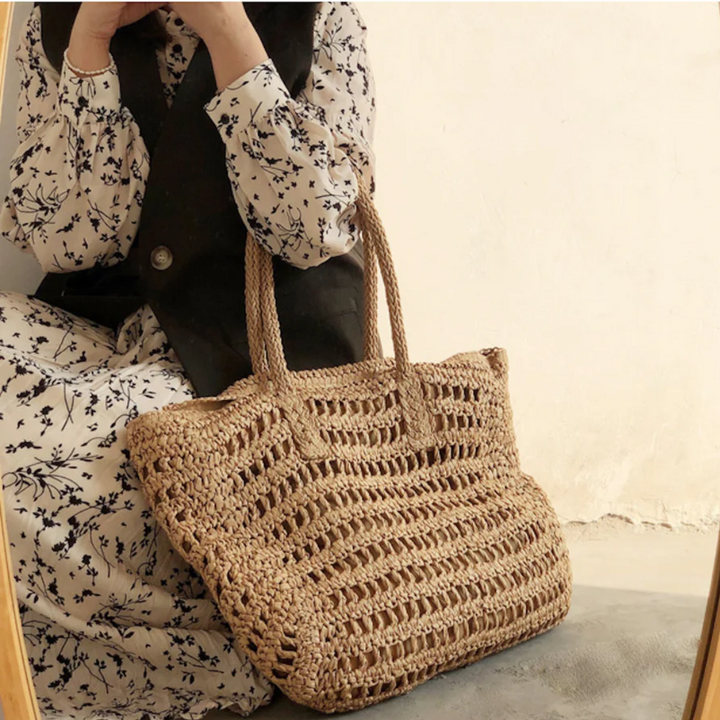 Women's stylish woven tote, a trendy large capacity handbag for beach, summer, or everyday fashion.