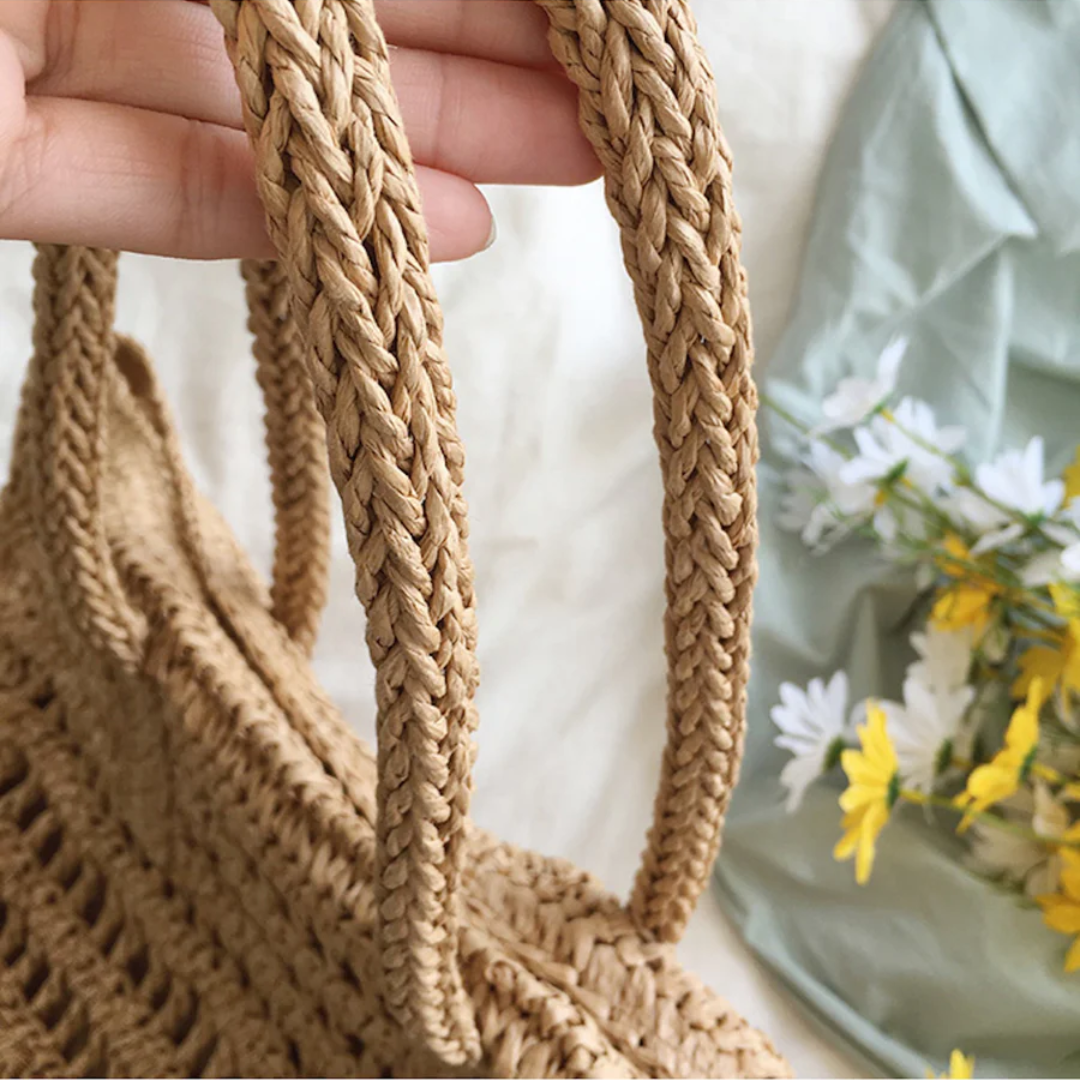 Versatile women's woven tote bag, functioning as a stylish beach tote, summer bag, or spacious shoulder bag.