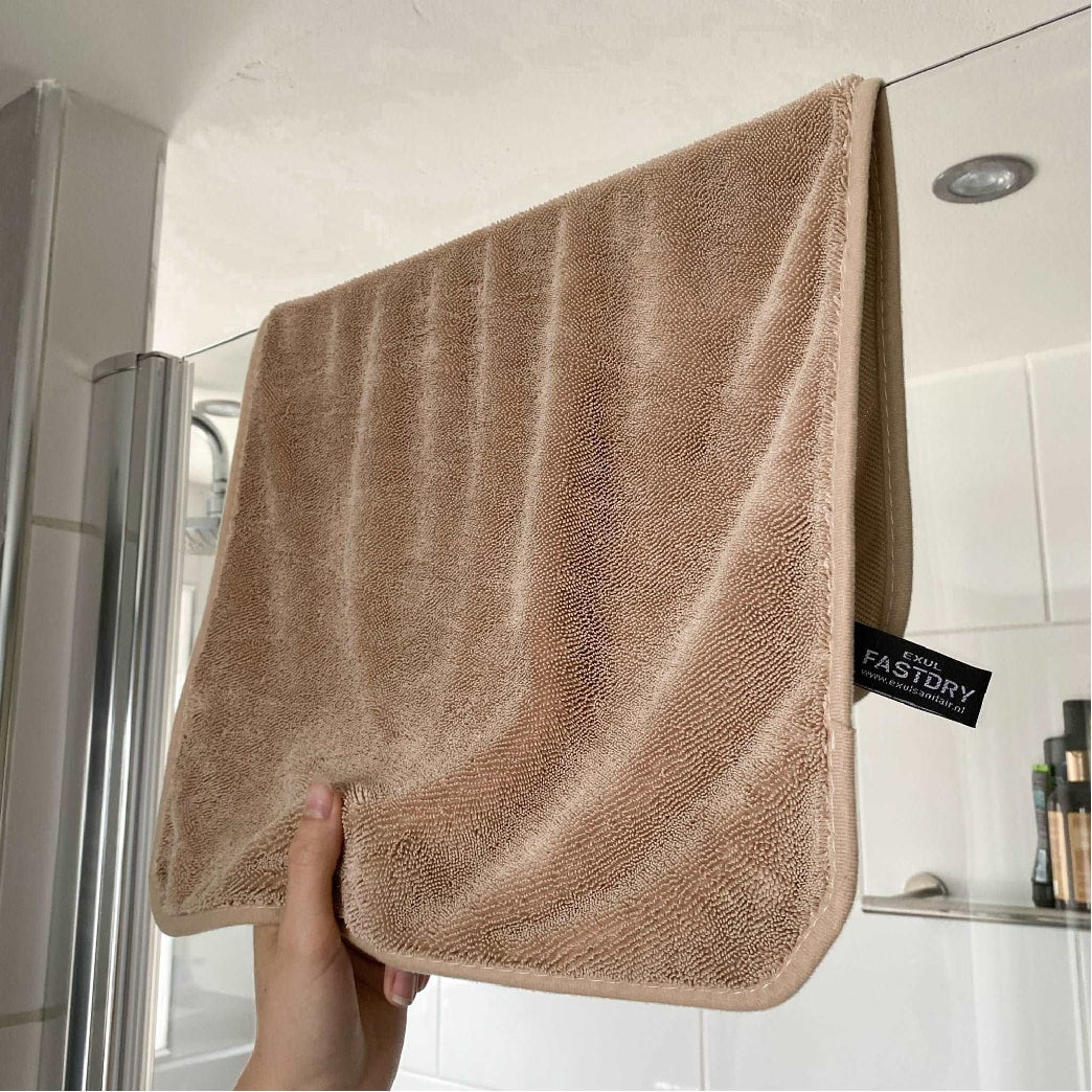 Streak-free microfiber cleaning cloth, ideal for windows, mirrors, and shiny surfaces. Super absorbent.