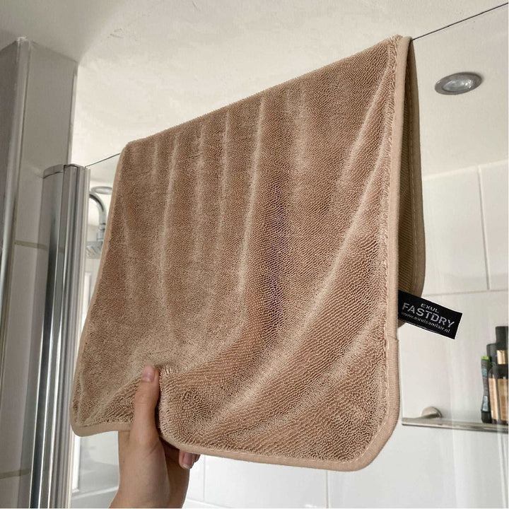 Streak-free microfiber cleaning cloth, ideal for windows, mirrors, and shiny surfaces. Super absorbent.