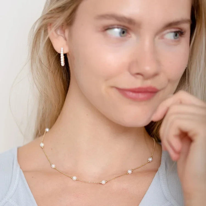 Timeless golden pearl necklace for women, an elegant classic jewelry piece and fashion accessory.