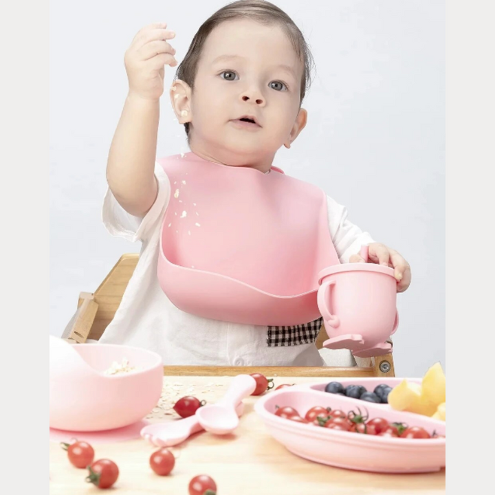 Easy clean silicone feeding set for toddlers, promoting self-feeding & independent mealtimes.