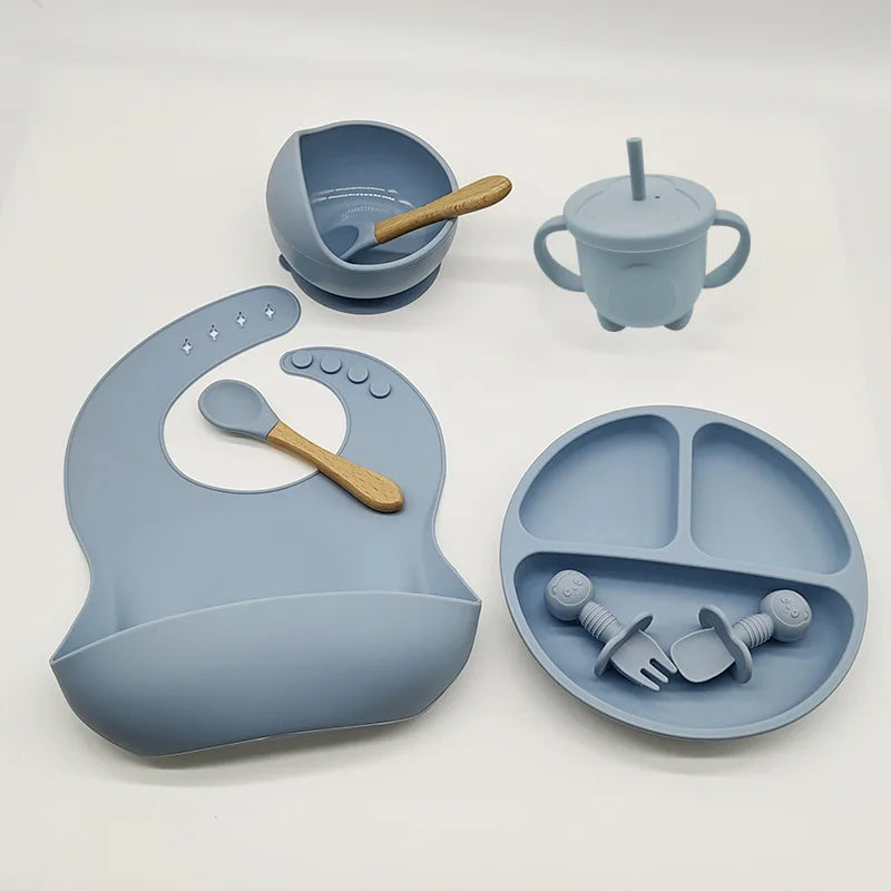 Complete baby silicone feeding set: suction plate, bowl & utensils for toddlers' self-feeding.