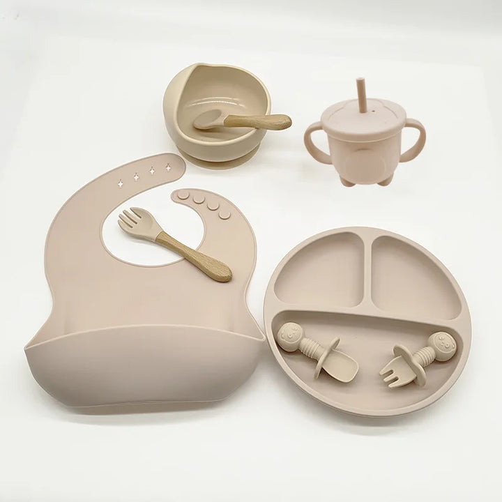 Help your baby self-feed with this silicone feeding set, includes suction plate & utensils.