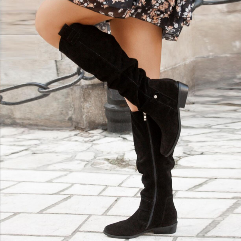 Modern women's mid-heel boots. Trendy design, comfortable for daily wear, ideal for winter style.