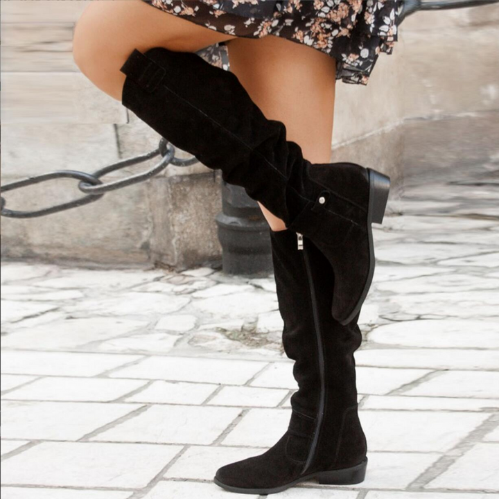Modern women's mid-heel boots. Trendy design, comfortable for daily wear, ideal for winter style.