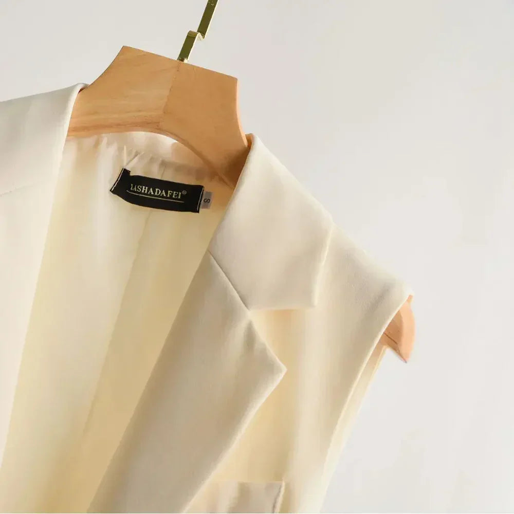 Trendy women's sleeveless lapel blazer vest. Chic and versatile for business casual or elegant outerwear.