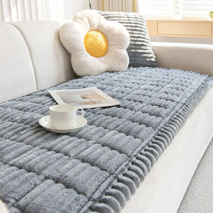 Pet-friendly polyester couch cover, washable and non-slip. Ideal furniture protector for a modern living room.