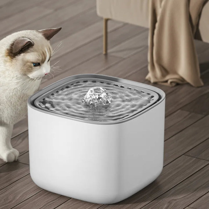 Automatic pet waterer, 3L, quiet & USB powered, encourages constant hydration for cats and dogs.