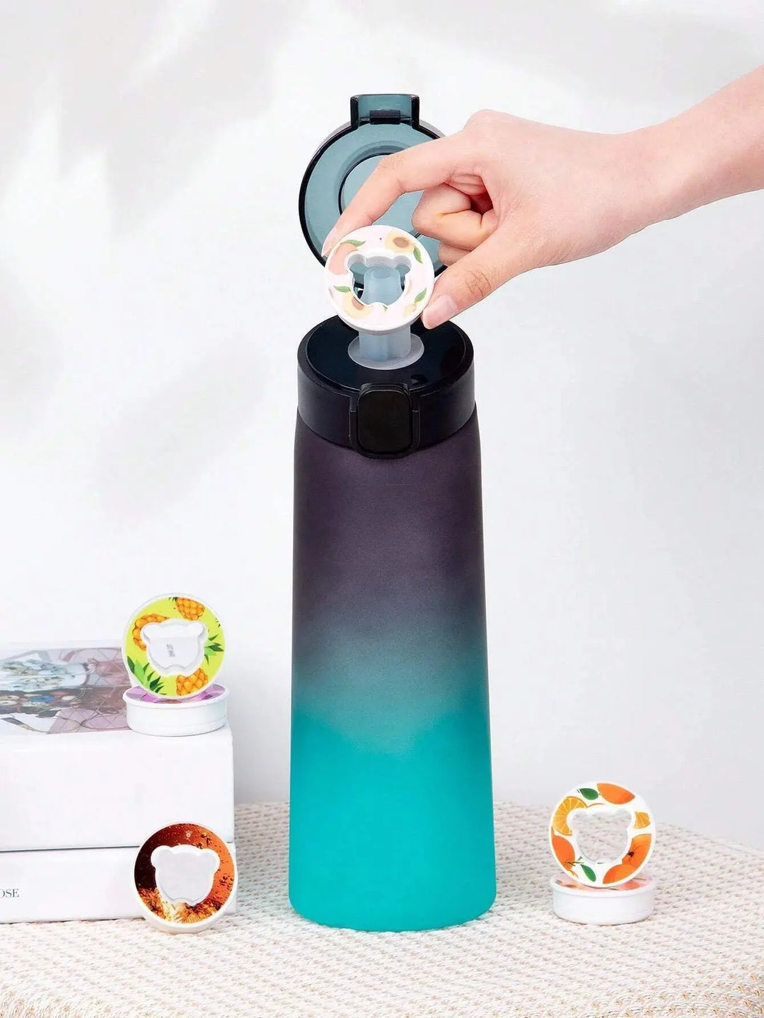 Healthy hydration: Unisex flavored water bottle, 0.65L, with scent technology for pure taste.