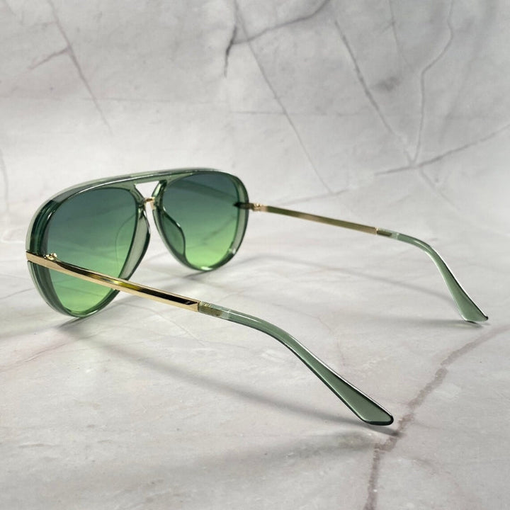 Vintage 70s style aviator sunglasses, unisex design, featuring cool gradient lenses & UV protection.