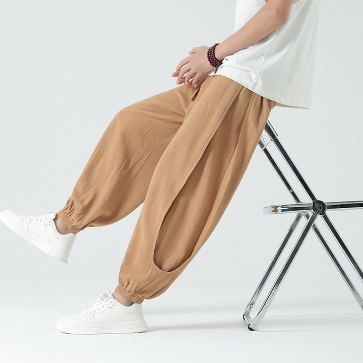 Relaxed fit unisex Airdrifter joggers in a light, comfortable fabric. Ideal for casual wear, athletics, or lounging.
