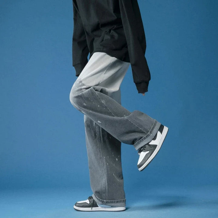 Effortless unisex wide-leg fade jeans featuring cool bleach-dye, ideal for versatile street style.