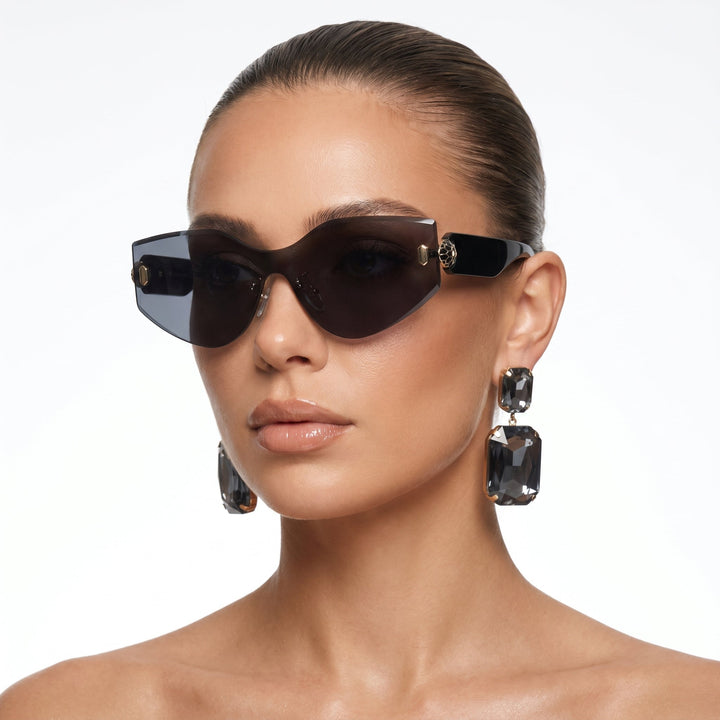 Trendy unisex bold square frame sunglasses, an essential fashion accessory with UV400 protection.