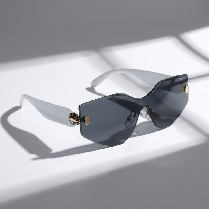 Modern unisex bold square frame sunglasses, ideal for fashion-forward UV400 protection.