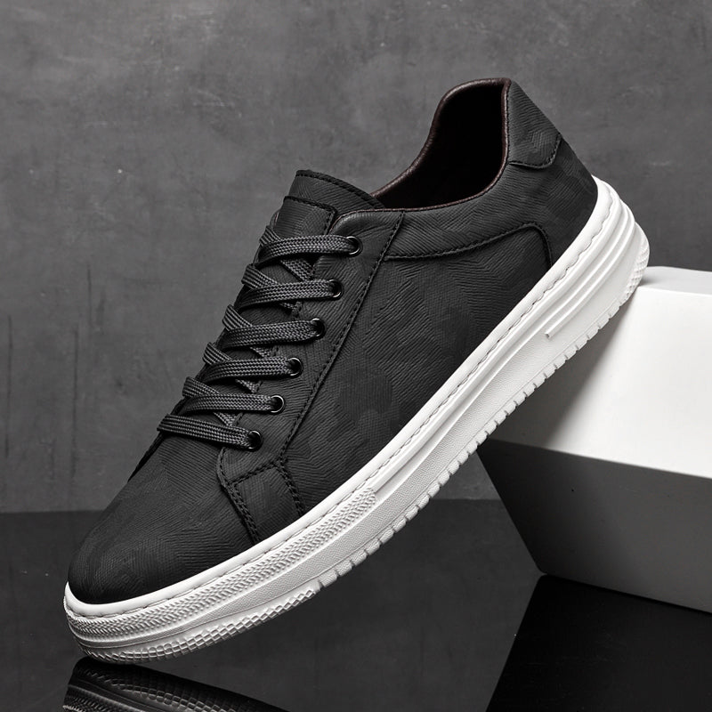 Unisex Canyon low-top sneakers in a minimalist design, perfect for everyday walking comfort.