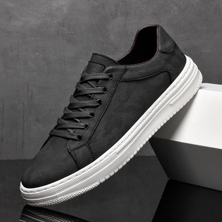 Unisex Canyon low-top sneakers in a minimalist design, perfect for everyday walking comfort.