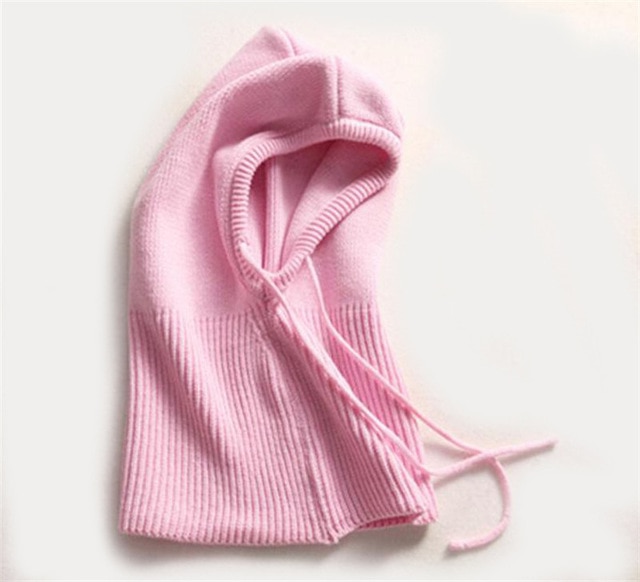 Fashionable winter beanie made with a plush cashmere blend, a warm and stylish unisex accessory for chilly days.