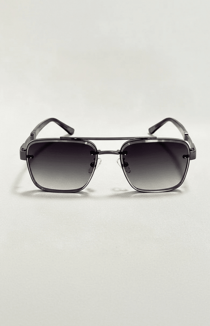 Iconic classic aviator sunglasses, unisex metal eyewear ensuring complete UV400 protection.