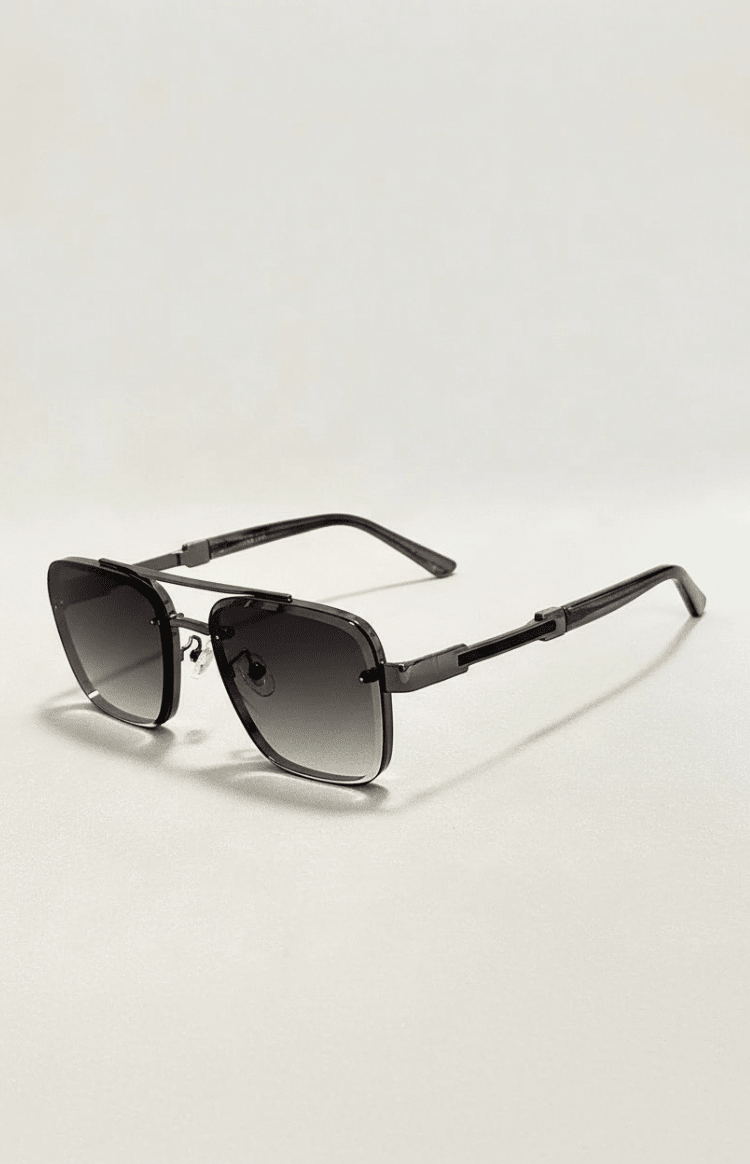 Versatile unisex classic aviator sunglasses with sturdy metal frame and effective UV400 protection.