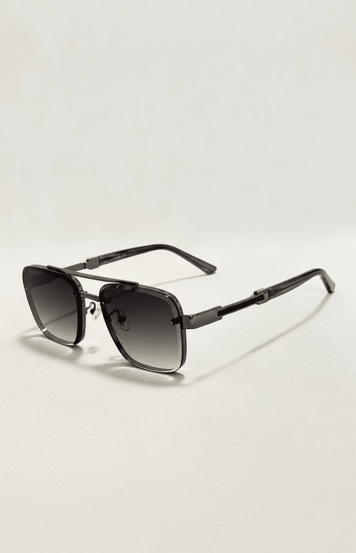 Versatile unisex classic aviator sunglasses with sturdy metal frame and effective UV400 protection.