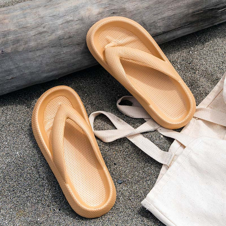 Komfortable Unisex Platform-Slipper in a vibrant color, showcasing its soft and lightweight construction