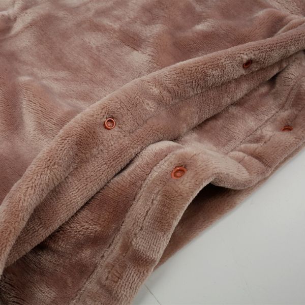 Portable USB heated flannel blanket, perfect for indoor & outdoor cozy comfort and relaxation.