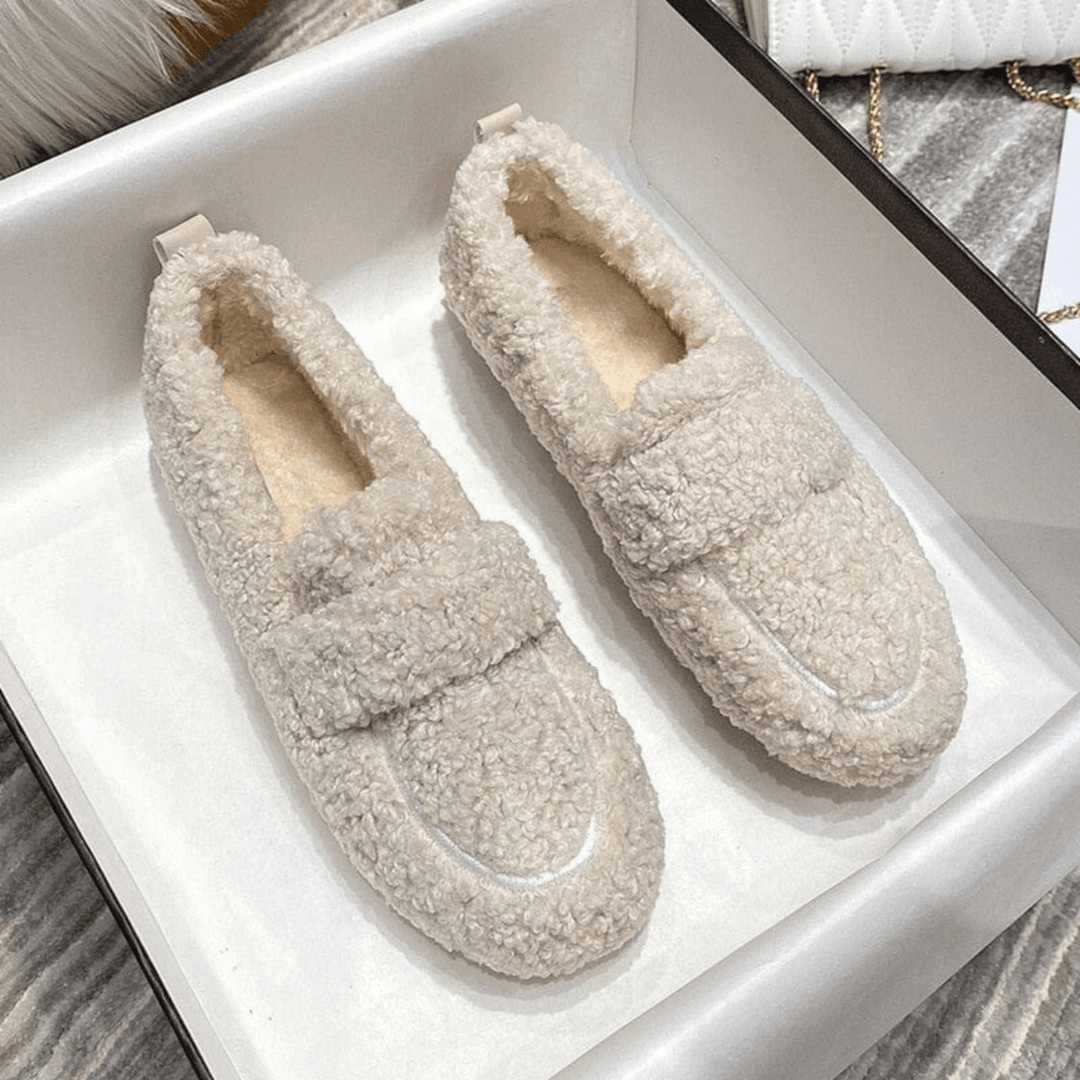 Non-slip comfort unisex winter house shoes, ideal for warm indoor wear.