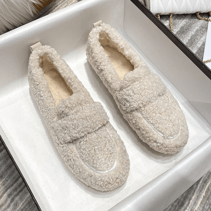 Non-slip comfort unisex winter house shoes, ideal for warm indoor wear.